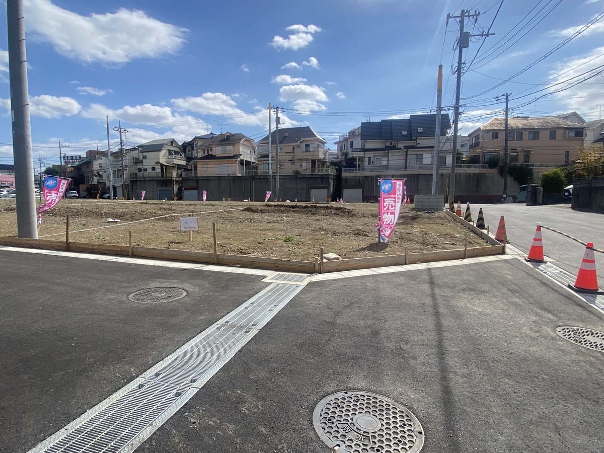 No.6区画、165.51㎡、敷地内角地 ◇6ｍ開発道路と6ｍ市道。車の移動や駐車がしやすく、歩行者にも優しい環境です