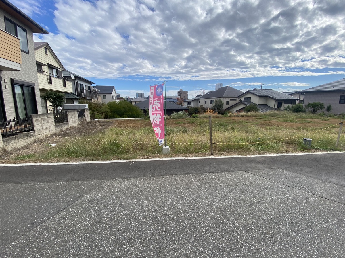 車の往来が少ない閑静な住宅街