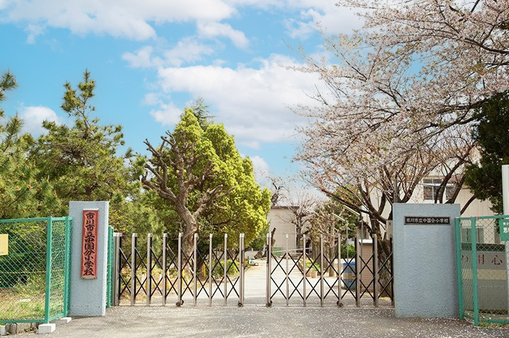1873年に創立、児童数454人の小学校。陸上部、相撲部、水泳部、バトミントン部、学外にサッカー部、体操部などがある
