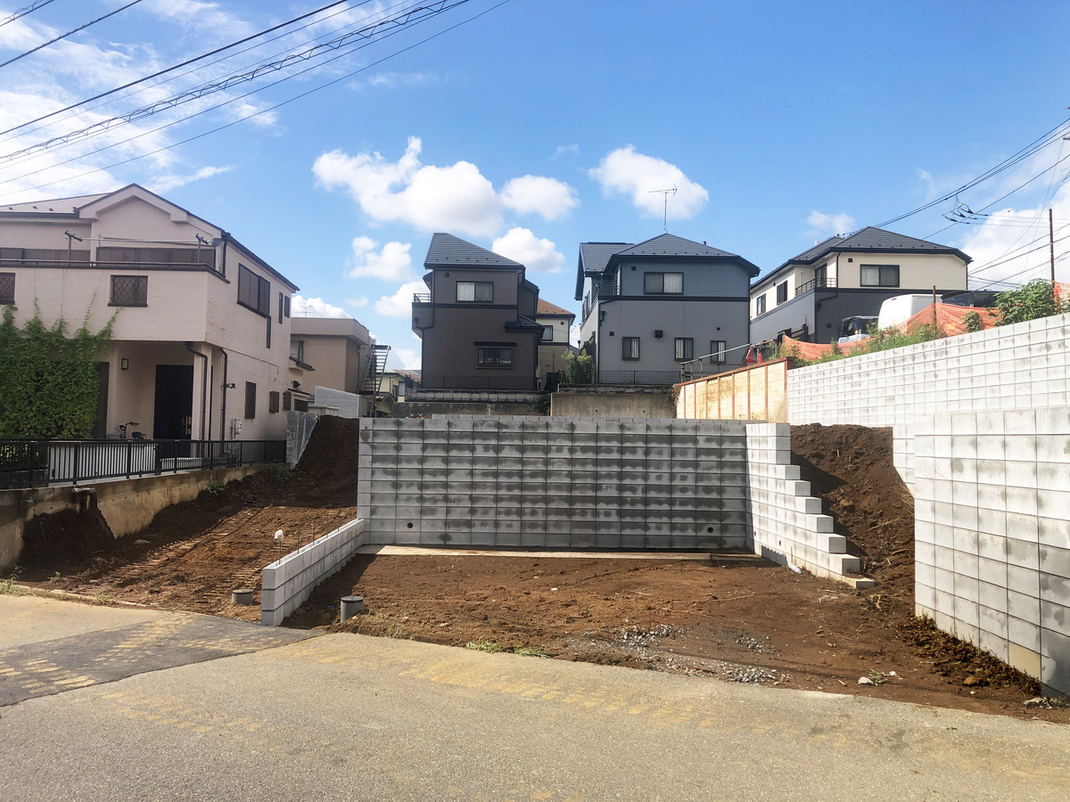 ◇両敷地共に2台駐車できるスペースがあります。前面道路も6.79mあり、交通量も多くないので駐車が苦手な方も安心です