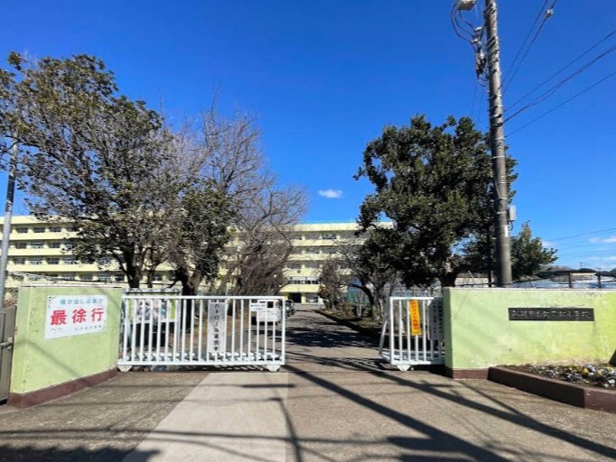 大穴北小学校:1977年創立。生徒数565名の小学校