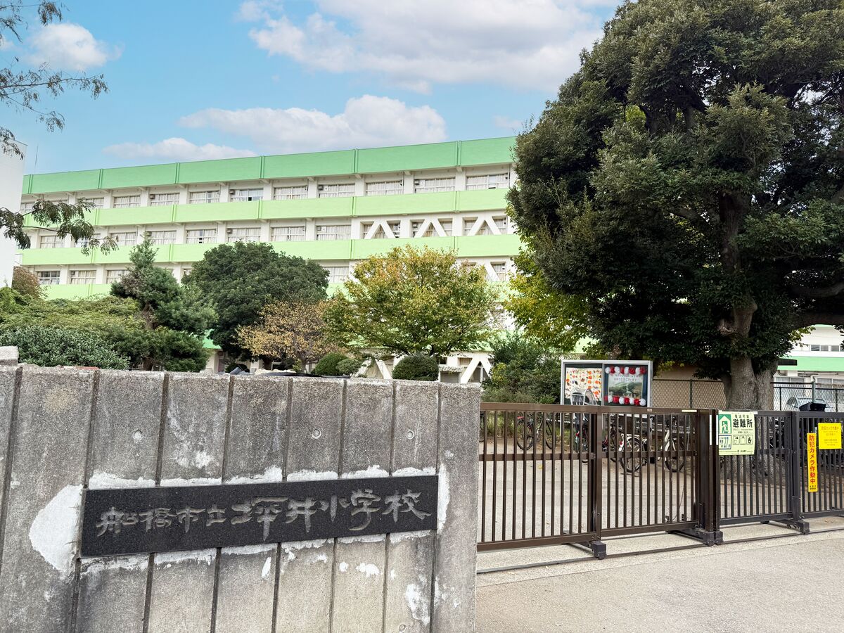 船橋市立坪井小学校まで1001m 1975年創立。全校児童数は1173人。「笑顔、元気、目当て」を標語、スローガンとしています