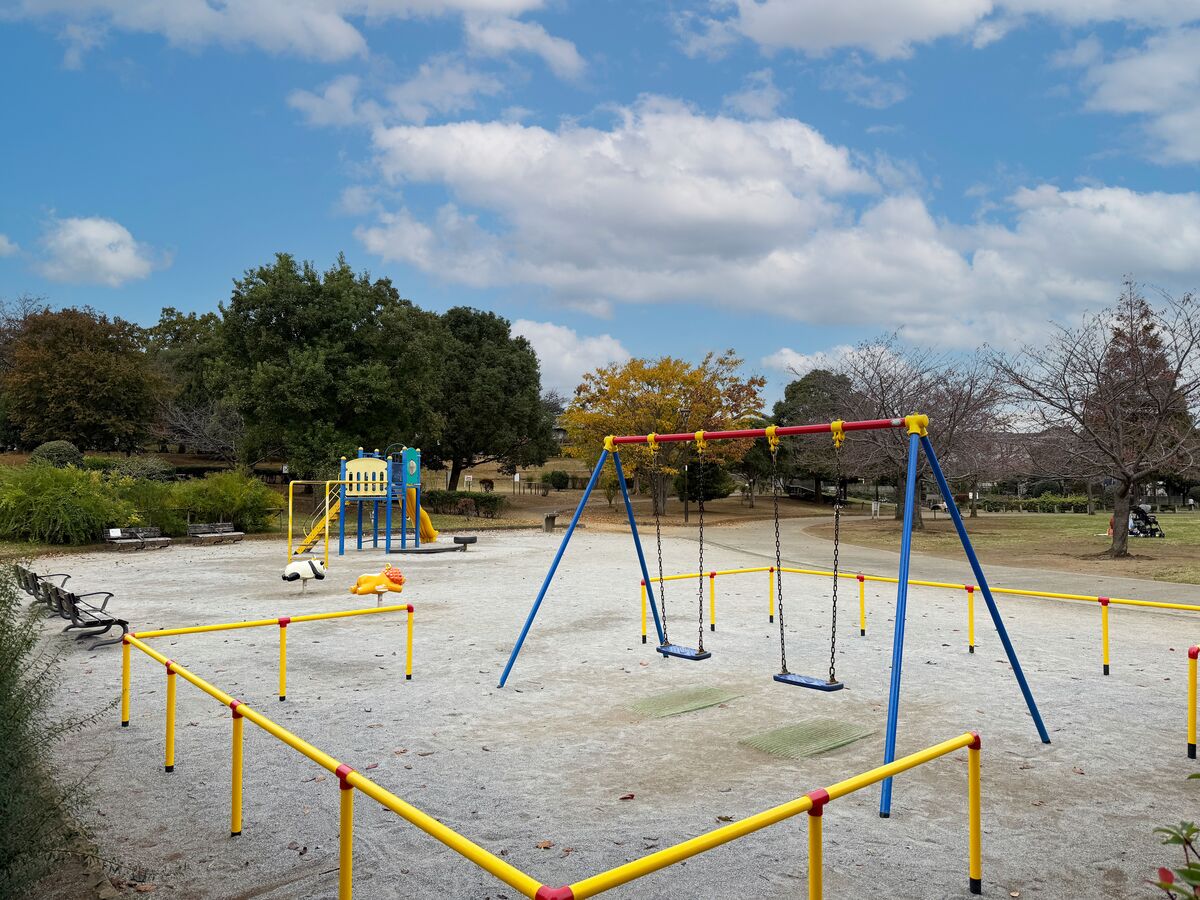 坪井近隣公園:芝生広場と遊具広場がメインの公園。公民館も併設されています。