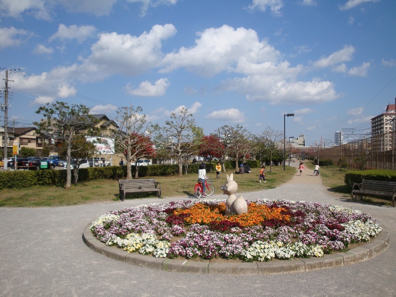 西船近隣公園:長さ約500mある横長の公園。線路脇にあるので、電車好きのお子様に大人気の公園