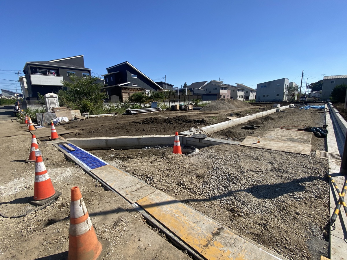 前面道路北側7m市道、区域内5.5m私道、車通りもなく、小さなお子様の飛び出しも安心。駐車も楽々!