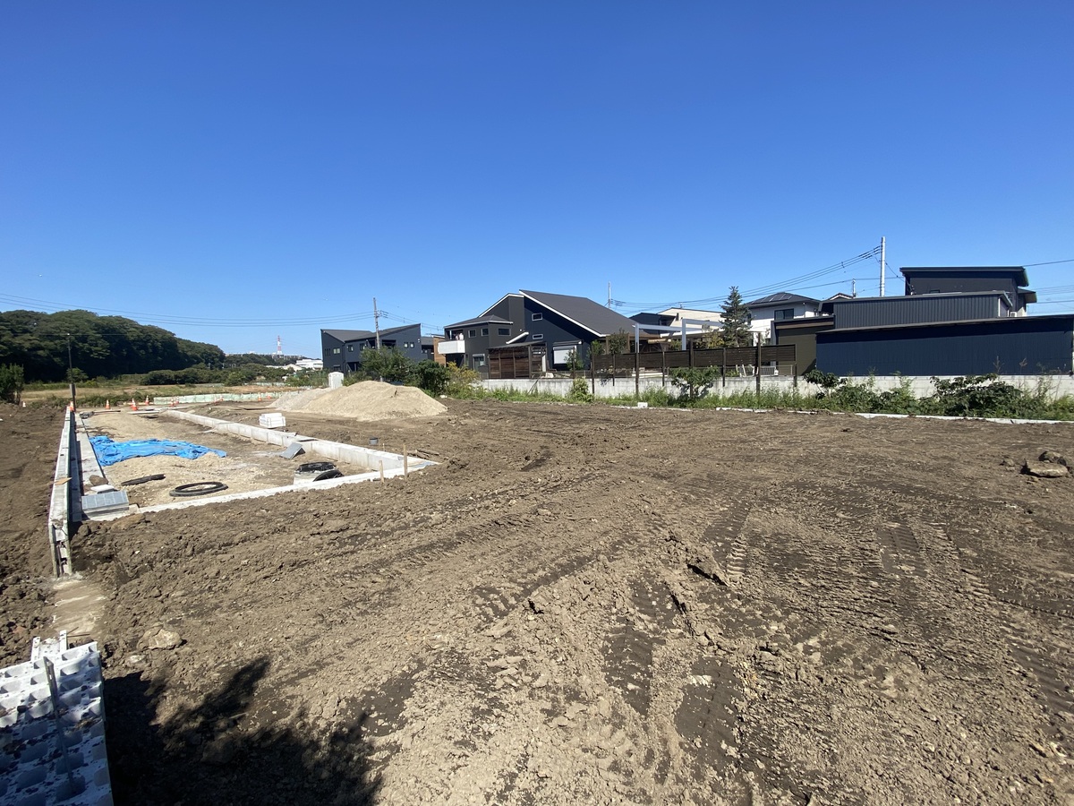 ◇令和8年12月頃造成完了予定。周辺環境含めご見学お待ちしております ◇新駅は、高架構造。2面2線の相対式ホーム、バリアフリー、可動式ホーム柵、南北自由通路などを整備予定。