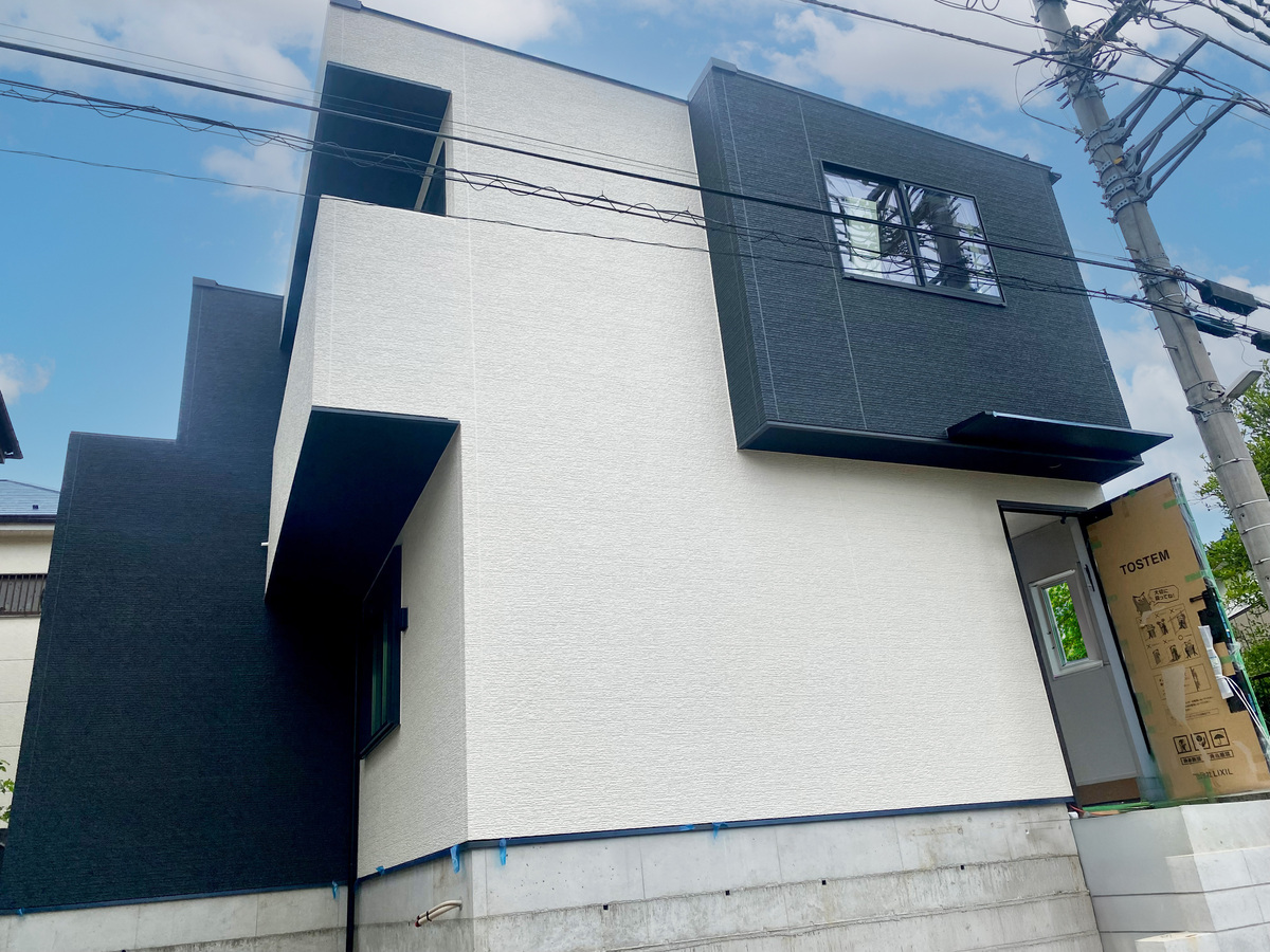 ◇飽きの来ないスタイリッシュな外観。幼稚園、小学校が徒歩6分、子育て世代に安心な閑静な住宅地。