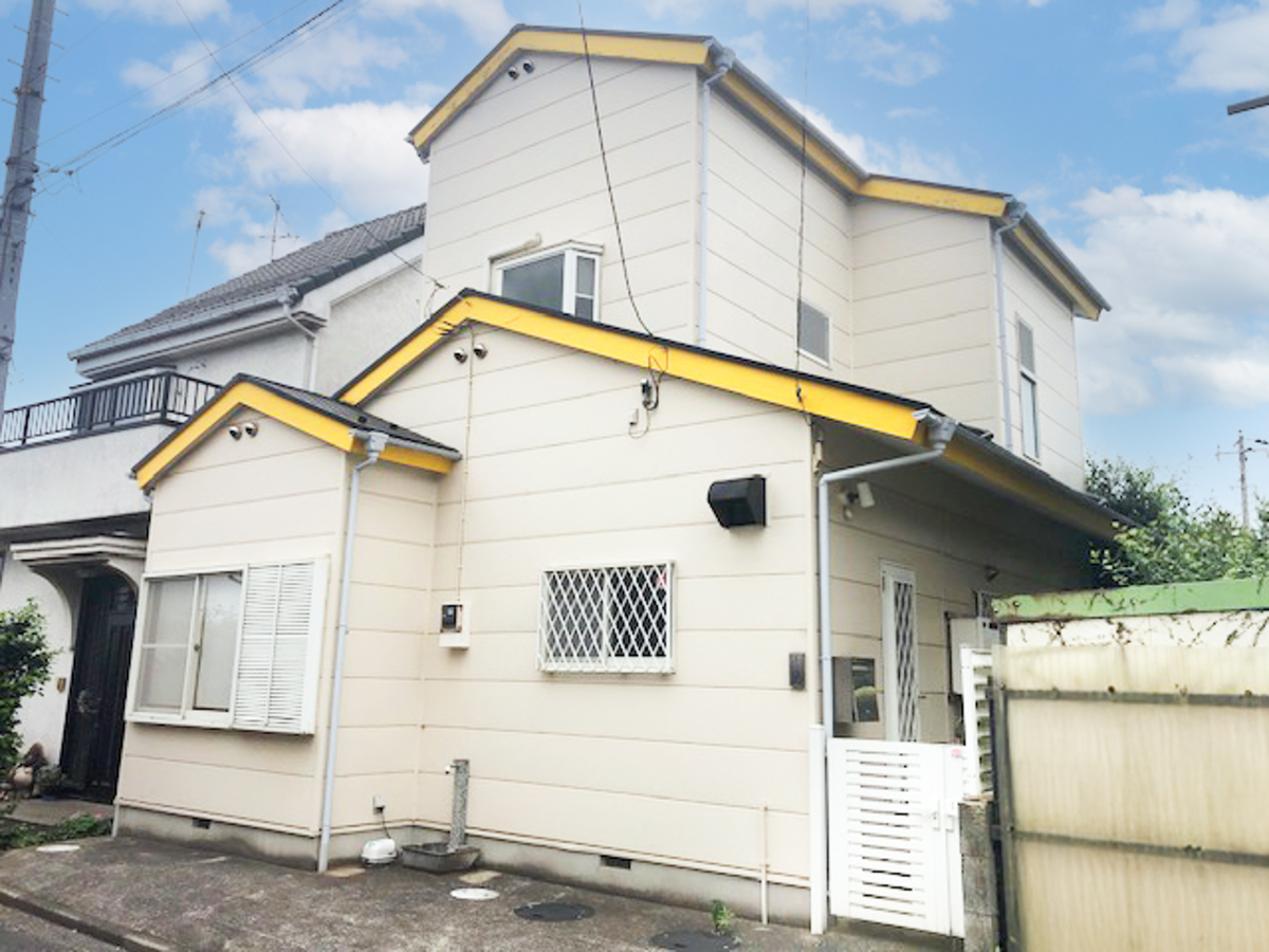 ◇黄色のアクセントカラーがひときわ目を引く外観 ◇JR常磐線馬橋駅徒歩21分、スーパー、学校等が近隣の暮らしやすさ◎の立地です◇東側3.3ｍ私道、交通量の少ない立地です