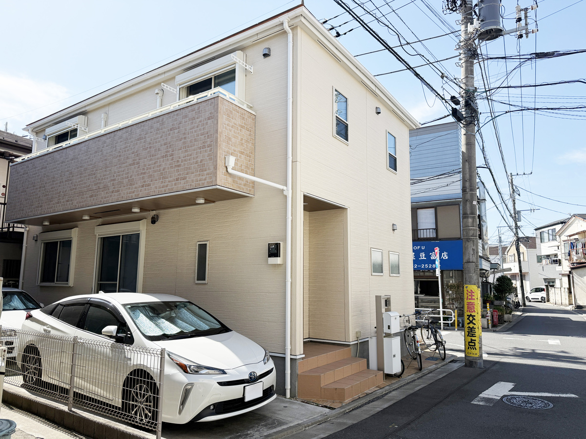 ◇西側6.2ｍ、北側4.0ｍに面した角地 ◇宅配ボックス完備！◇2台駐車可！ ◇駐輪スペースもあり複数台停められます