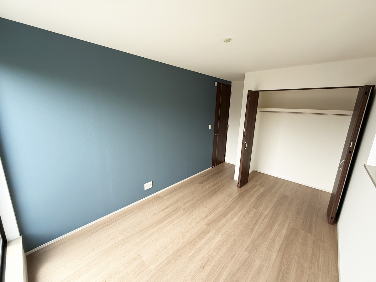 ◇6.6帖洋室 ◇バルコニーに面しており明るいお部屋、お子様のお部屋にも!