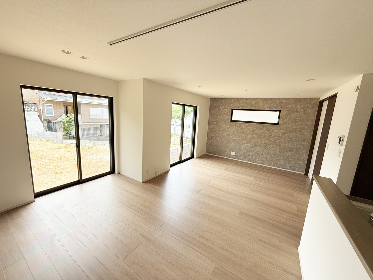 ◇B棟19.9帖LDK ◇3面採光で明るい陽の光も入るリビング ◇床暖房完備で寒い冬も快適です