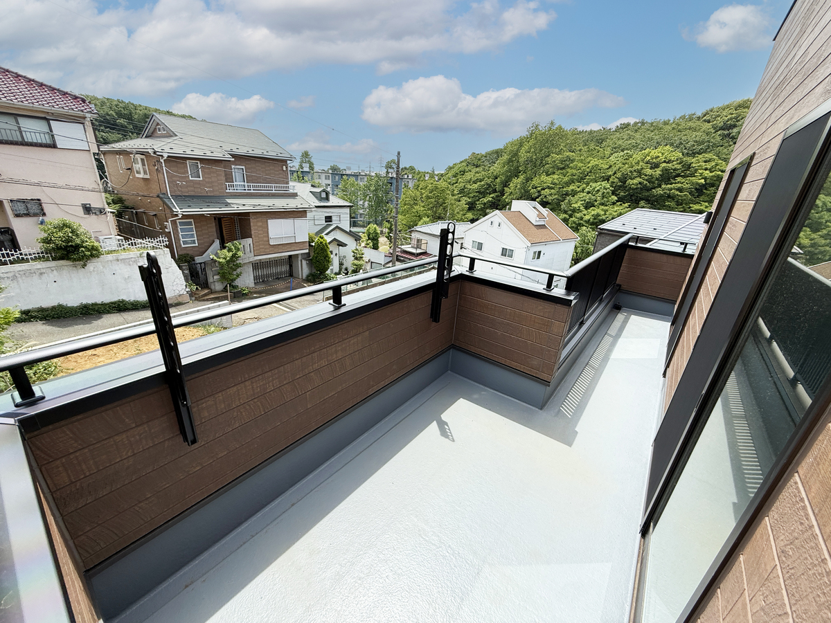 ◇B棟バルコニー ◇9.1帖主寝室、6.6帖洋室に面したバルコニー ◇寝具干しも出来る広さです