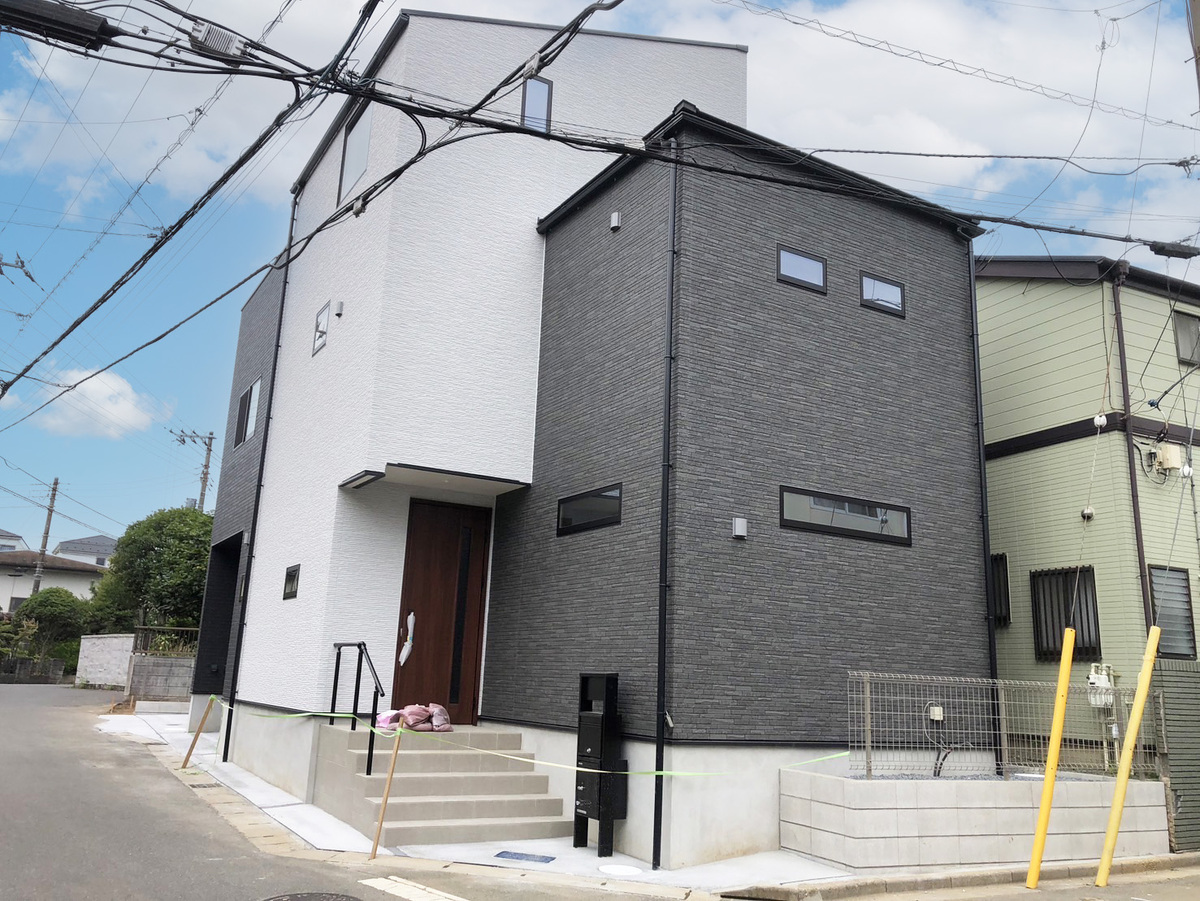 ◇ビルトインガレージ付、3階建て ◇船橋駅まで自転車で10分！ ◇周辺からひときわ映えるスタイリッシュな外観です