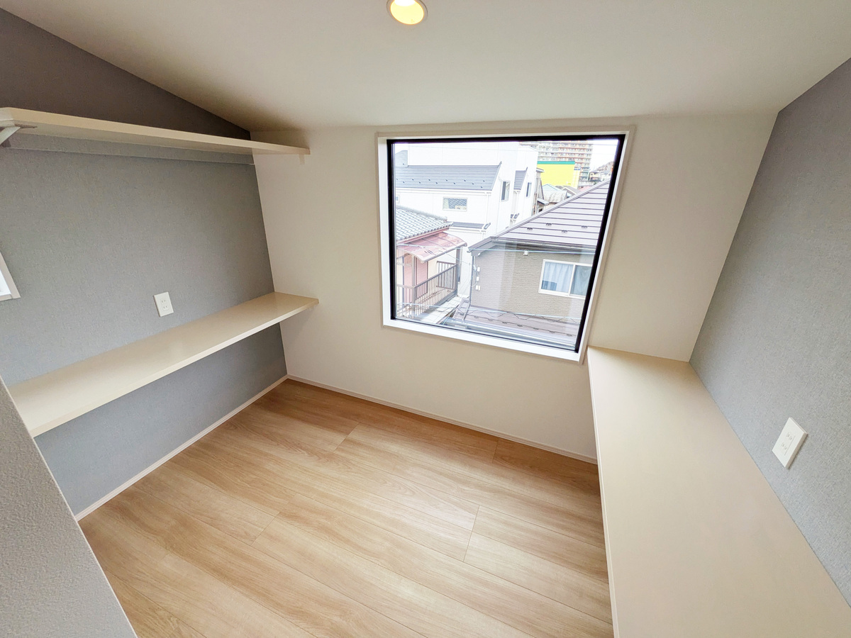 ◇3帖書斎(3階) ◇カウンター付でリモートワークやミシンアイロンなど家事仕事にも◎なお部屋です