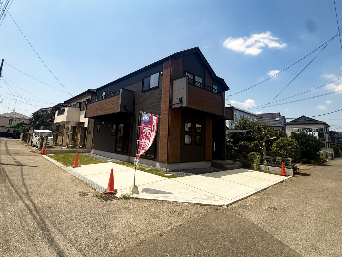 ◇2台駐車可！ ◇陽当たり良好角地です ◇学校、飲食、商業施設充実、暮らしやすさ◎の立地です◇色のコントラストが際立つ外観 