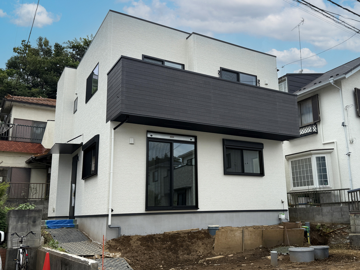 ◇建て替えが進む地域に馴染む飽きの来ない外観。 ◇小学校が徒歩8分、子育て世代に安心な閑静な住宅地。