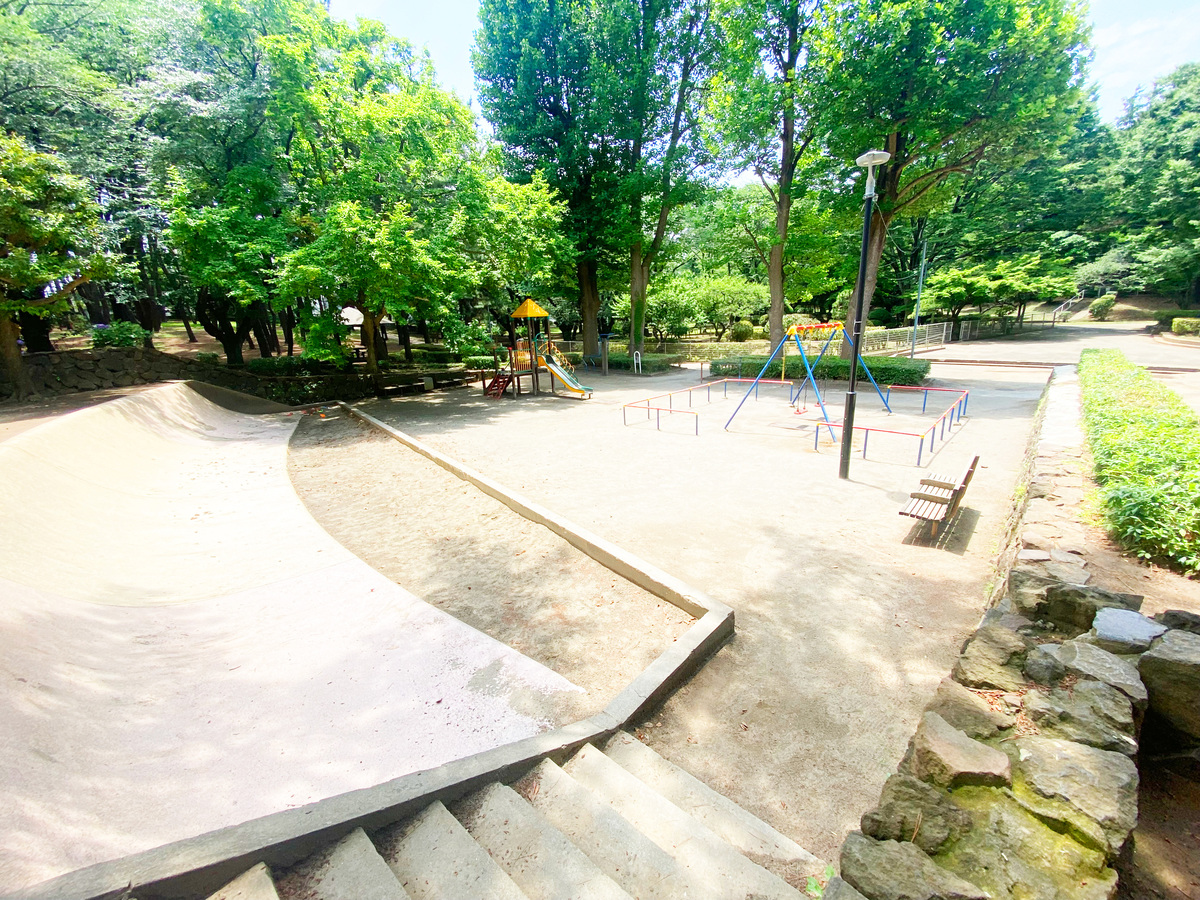 北習志野近隣公園:すべり台・ブランコ・砂場、テニスコート(全天候型)6面…有料、多目的広場(野球場)1面…無料、駐車場約20台、習志野台児童ホーム隣接!