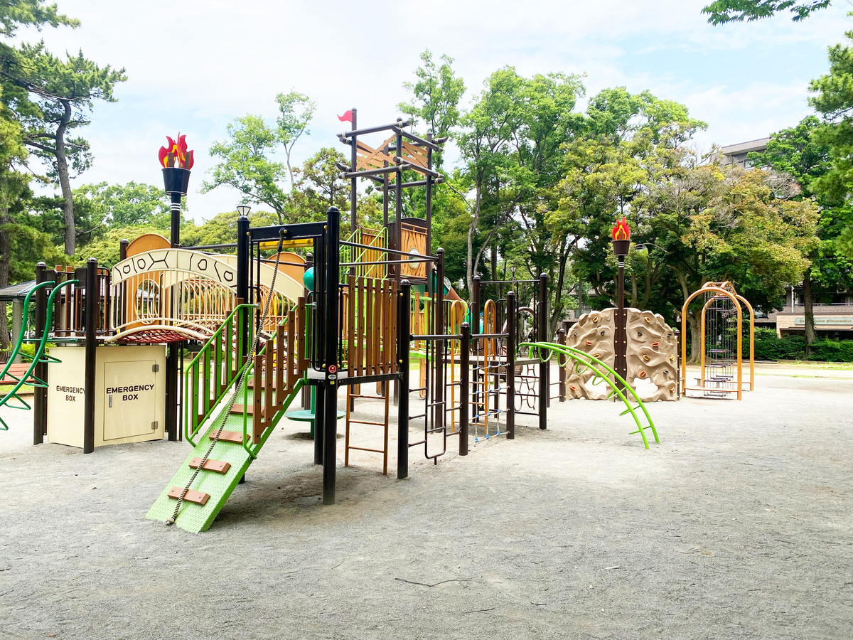 高根木戸近隣公園:野球場としても使用できる多目的広場、テニスコート、アスレチック遊具、滑り台や鉄棒、ブランコがあり